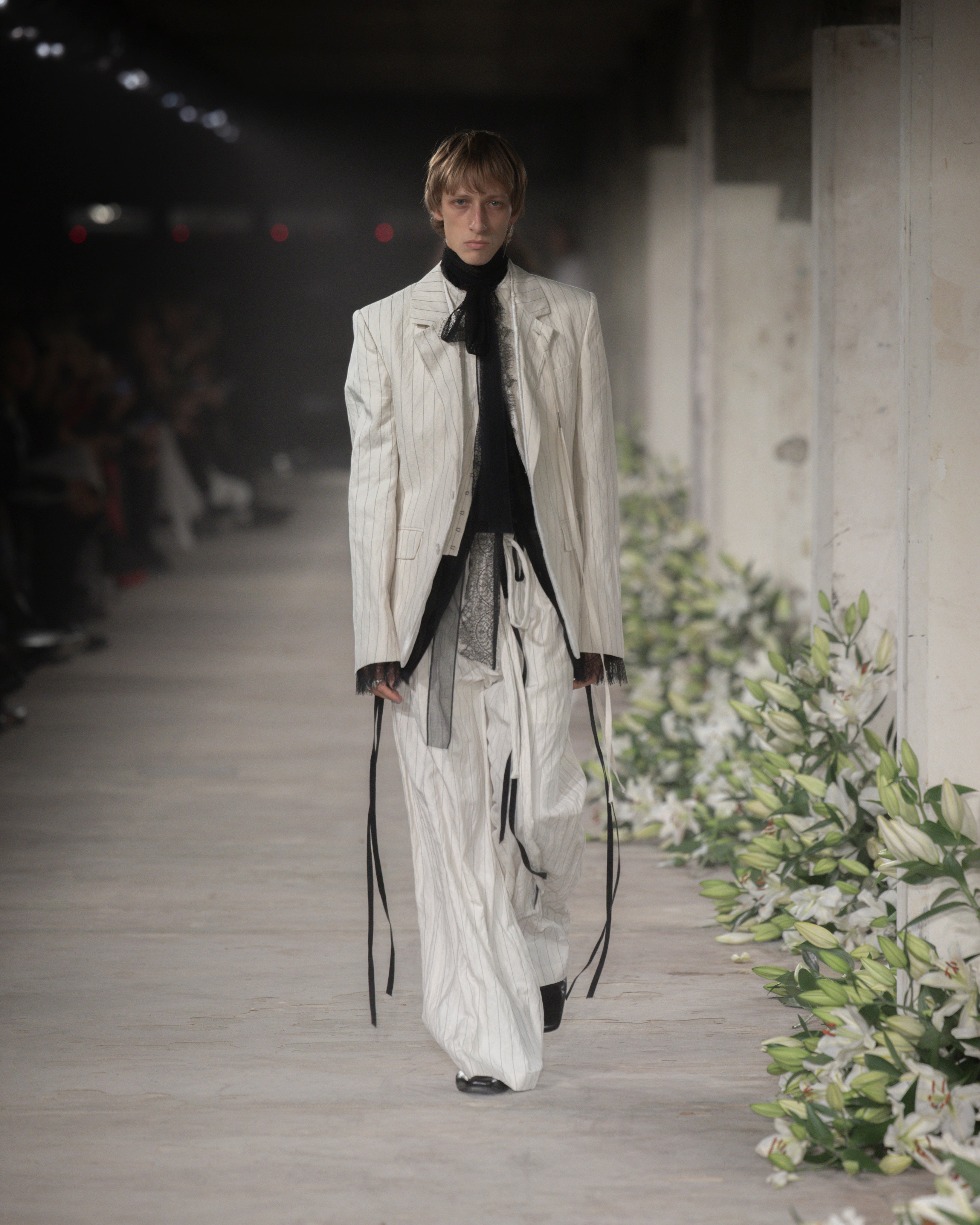 ANN DEMEULEMEESTER white narrow tie 未使用品 ann-demeulemeester-big-collar-