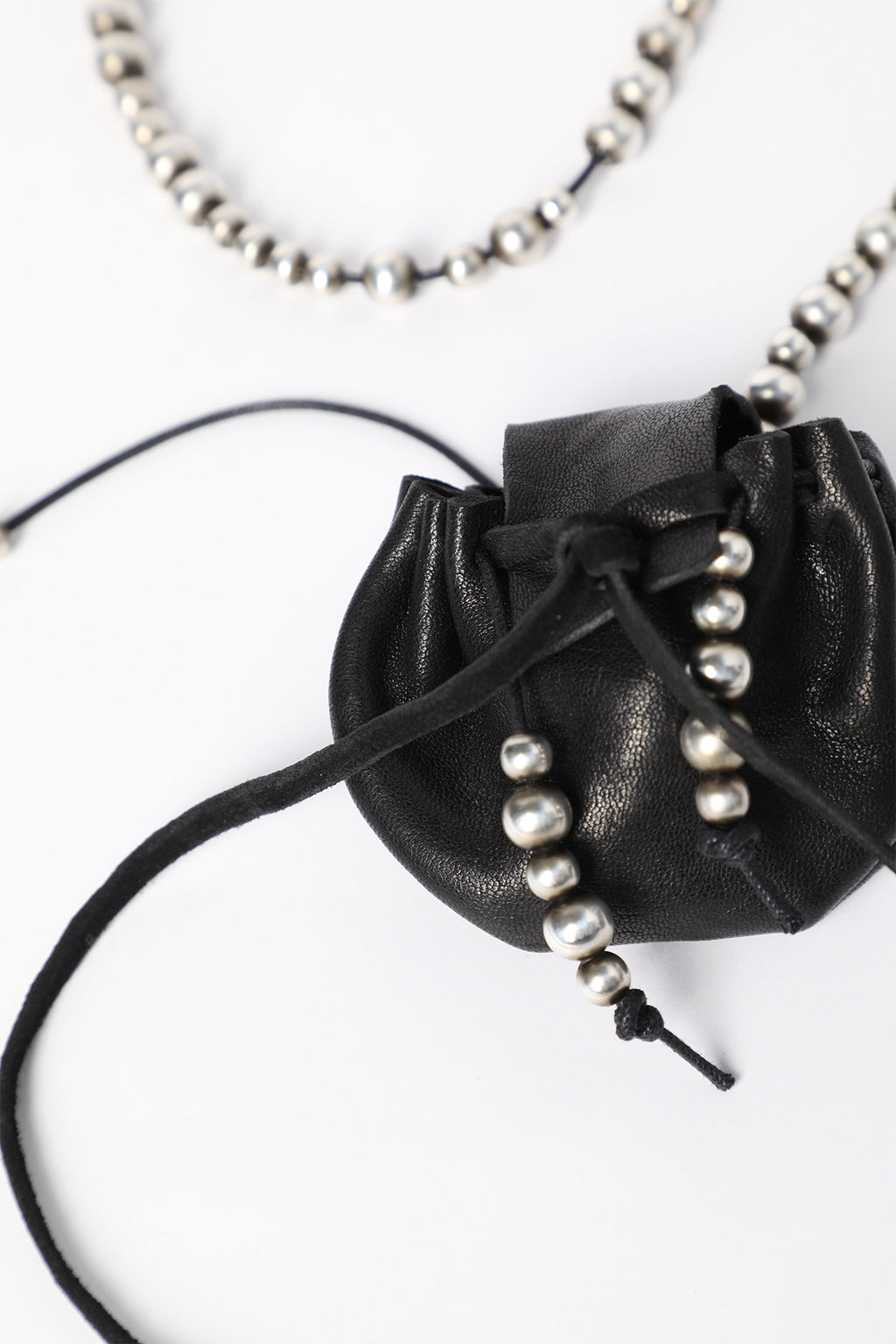 Sindri Silberkette mit kleinem Lederbeutel-Anhänger 