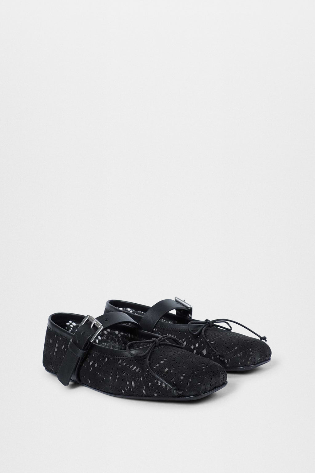 زوي باليريناس مع حزام 