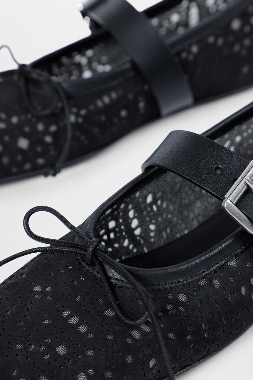 زوي باليريناس مع حزام 