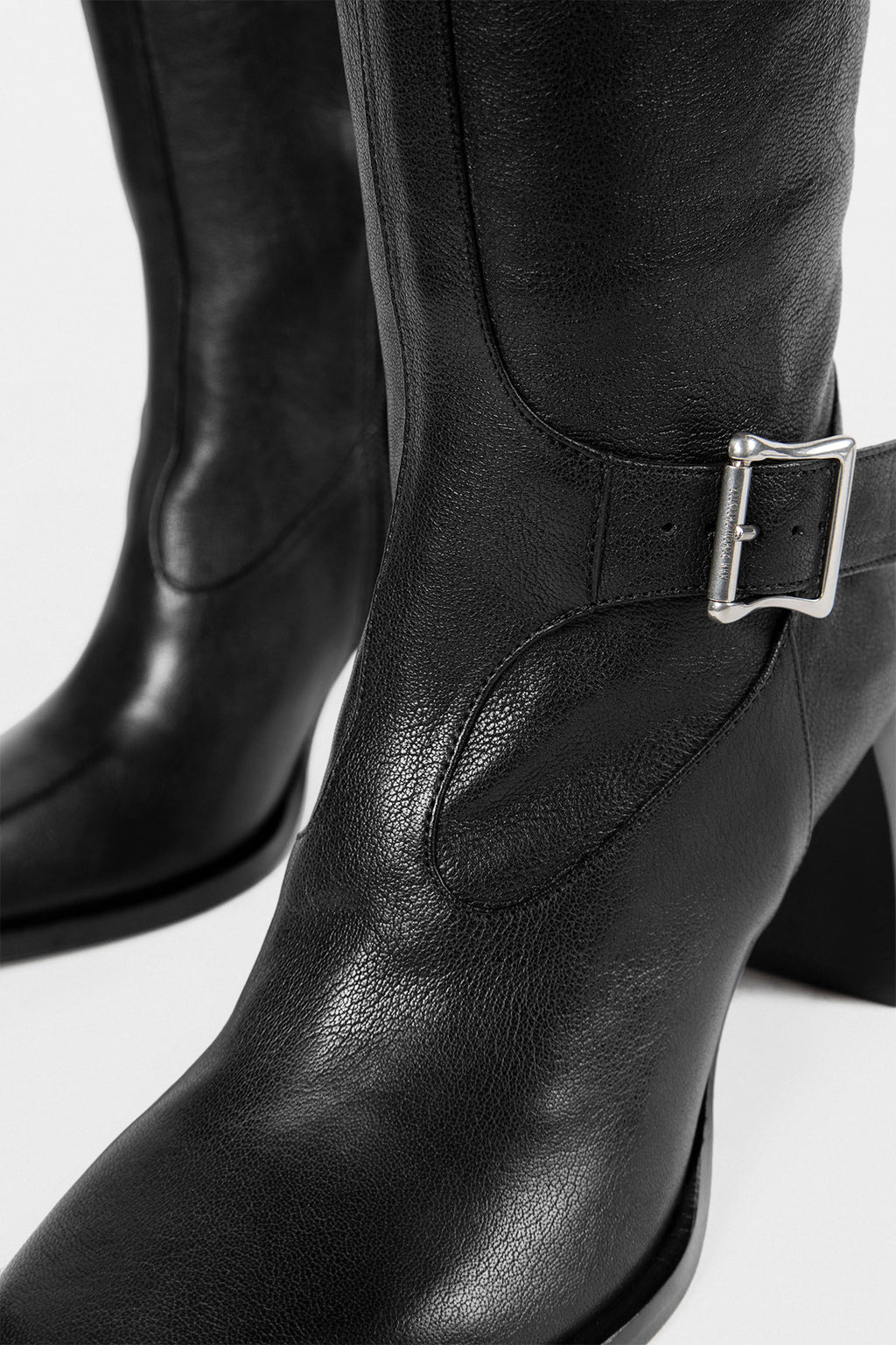 Gida Absatzstiefel mit Gürtel 