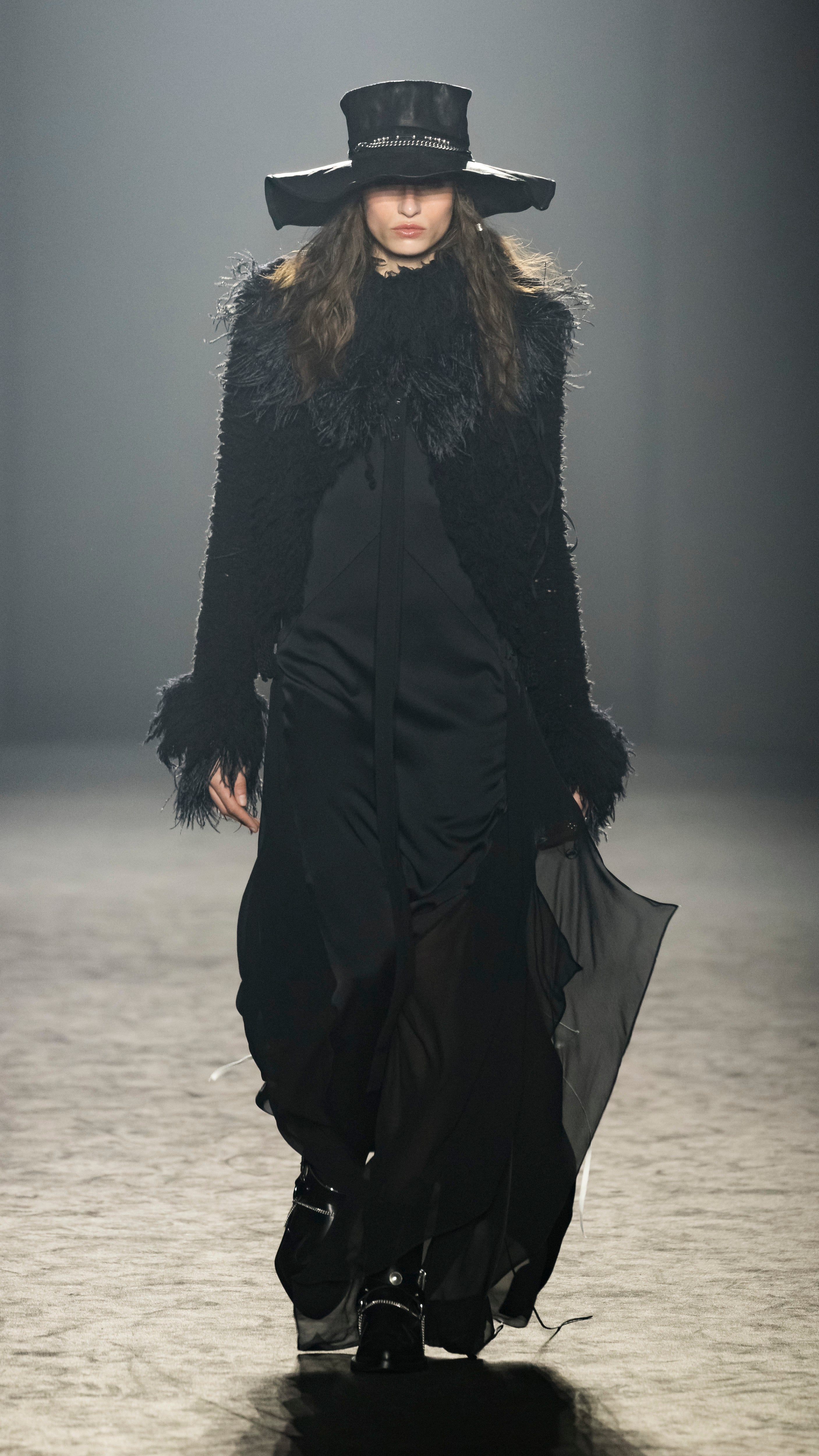 Autumn / Winter 25 – Ann Demeulemeester