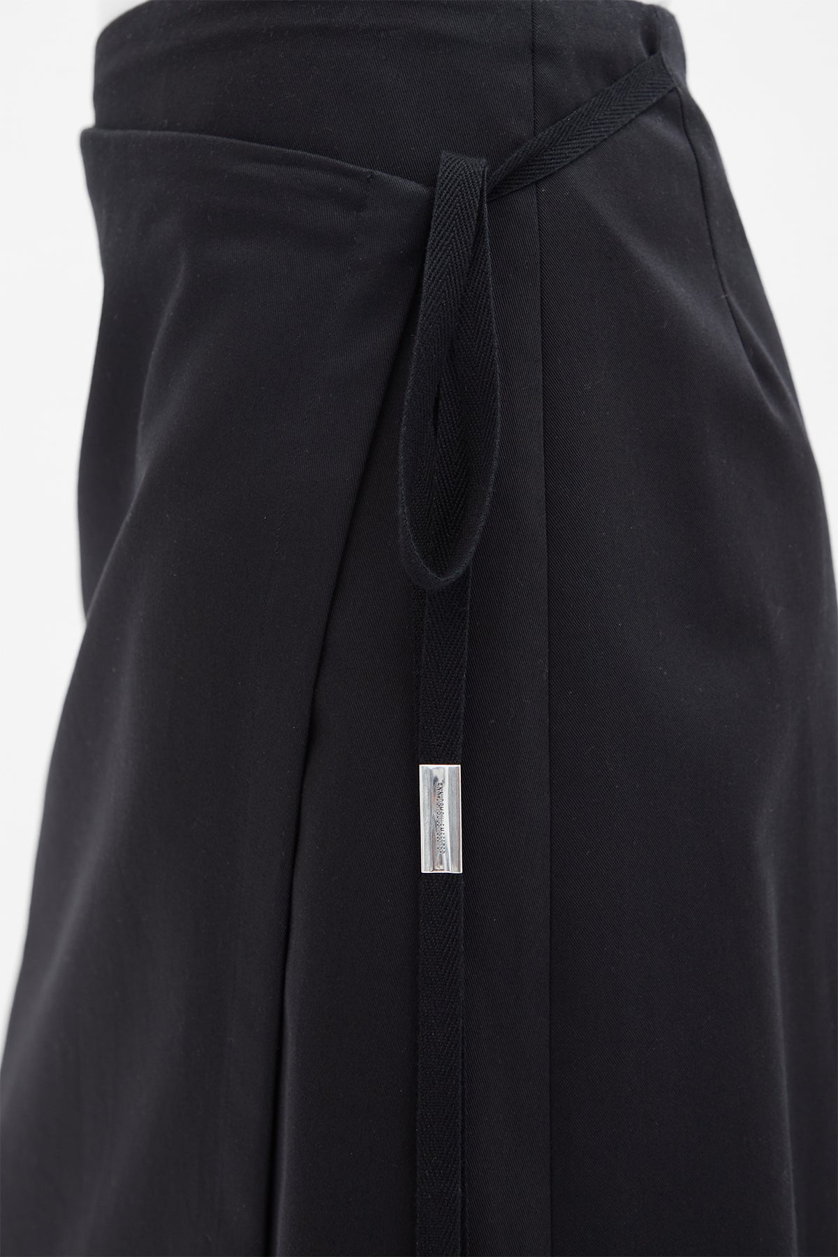 تنورة فابي ميدي ملفوفة بمئزر 