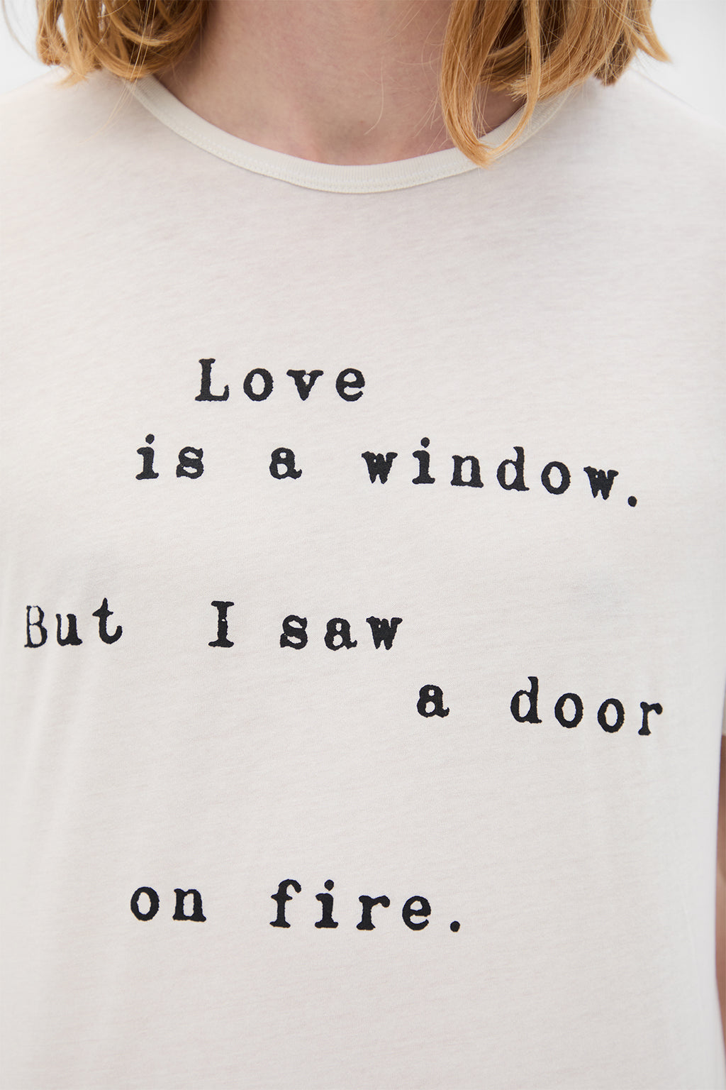 قميص بولو قياسي ''الحب هو نافذة'' المعمداني 