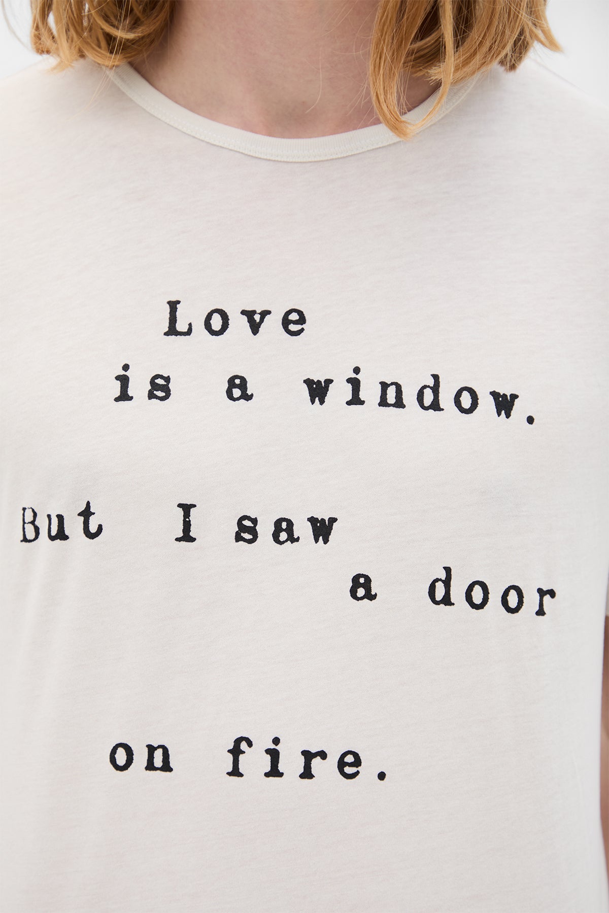 قميص بولو قياسي ''الحب هو نافذة'' المعمداني 