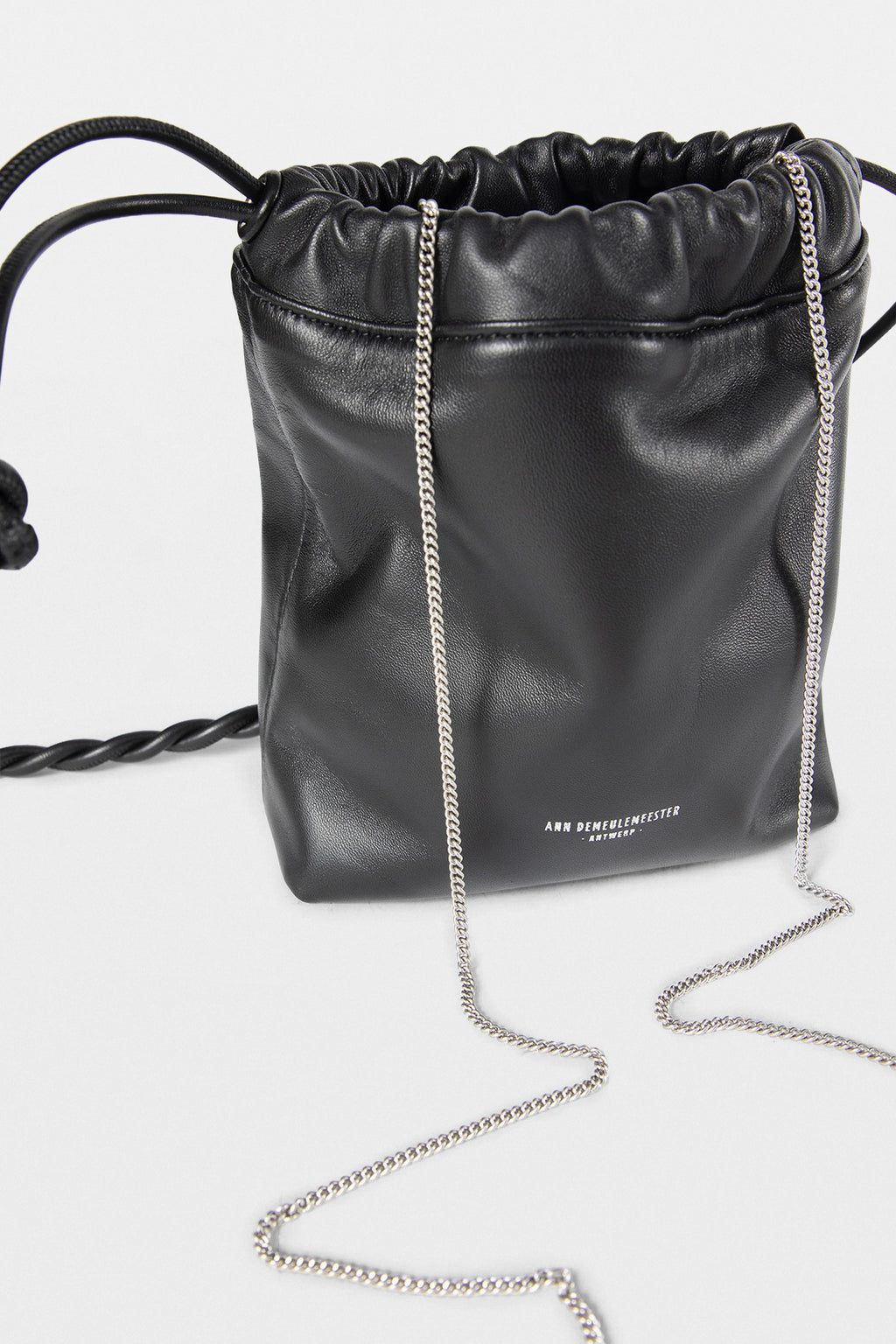 حقيبة مارلين متوسطة الحجم بعقدة 