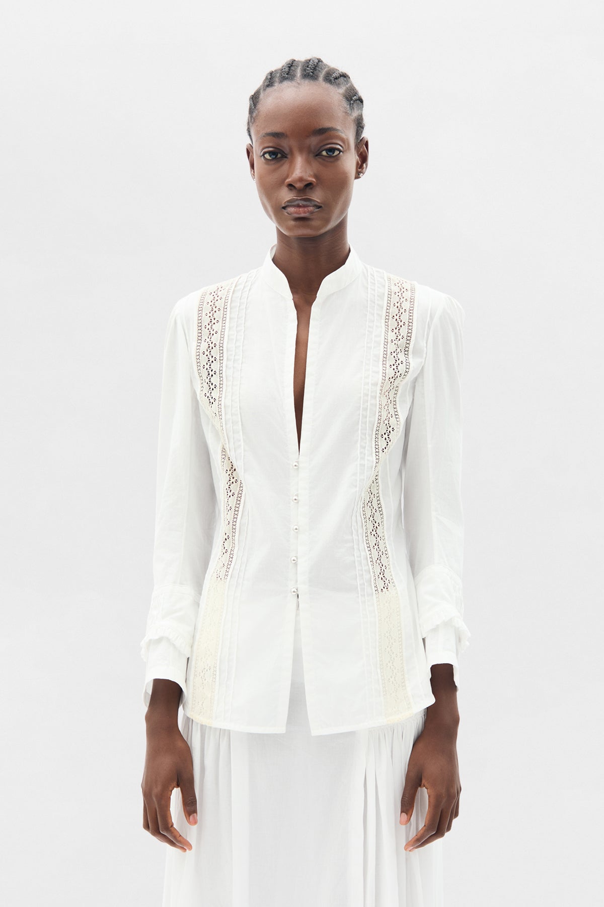 قميص ليدي مفتوح من الأمام مع شرائط دانتيل 