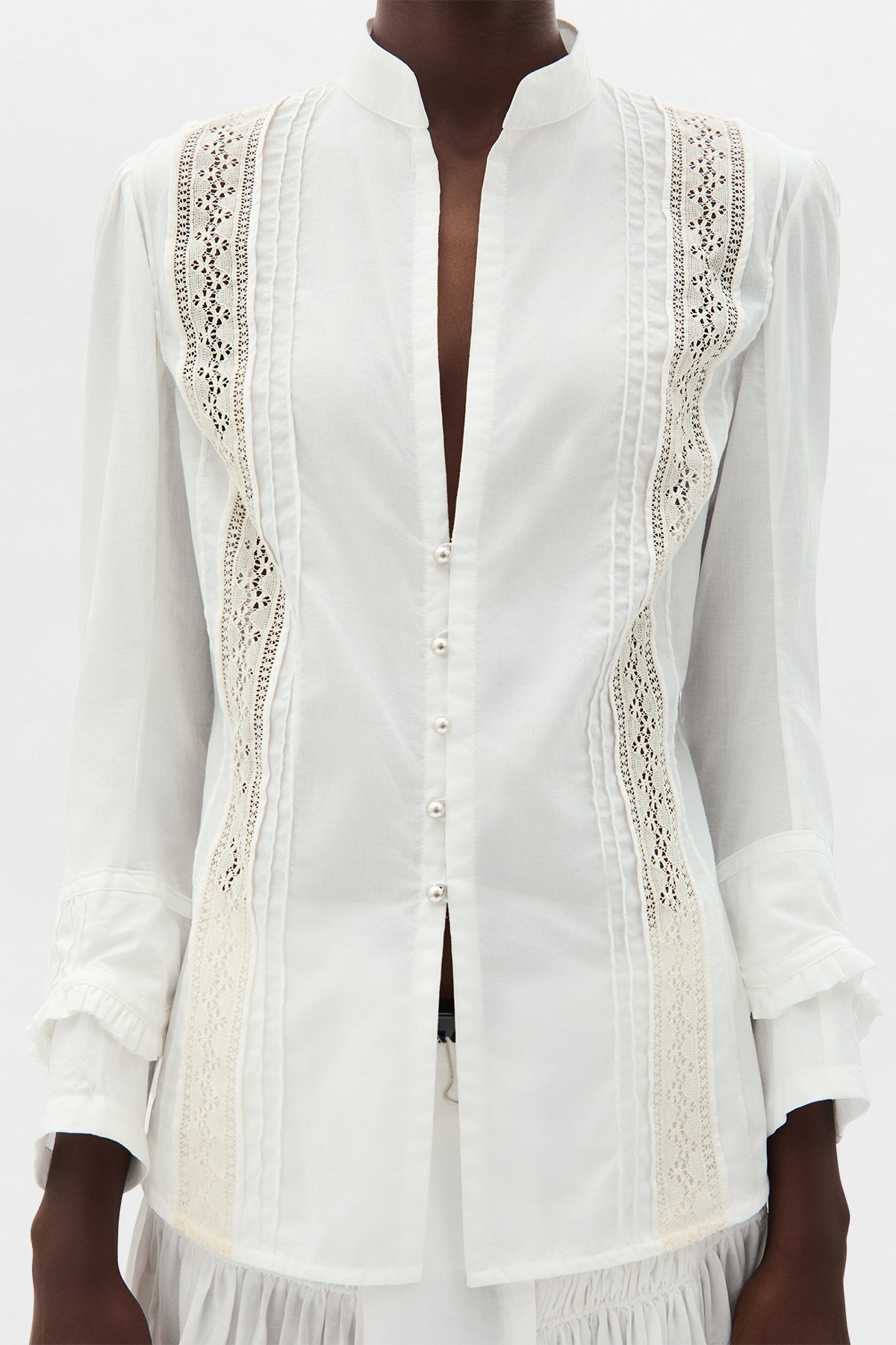 قميص ليدي مفتوح من الأمام مع شرائط دانتيل 
