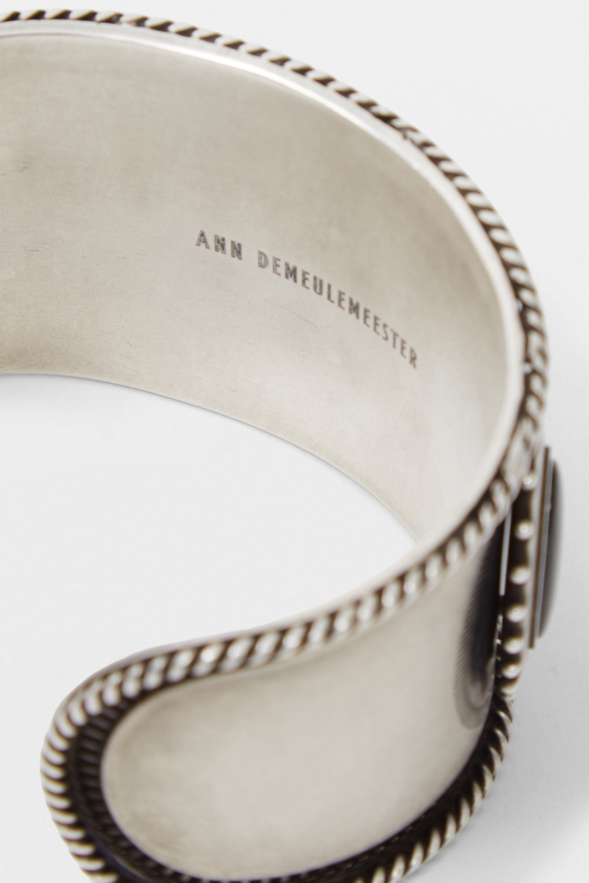 Luba Kleiner Cabochon Gravierte Armreif 