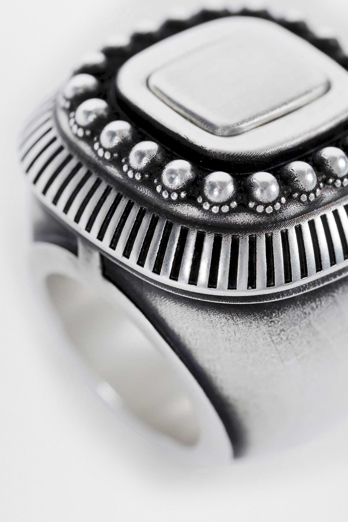 球体付きの幅広リング 