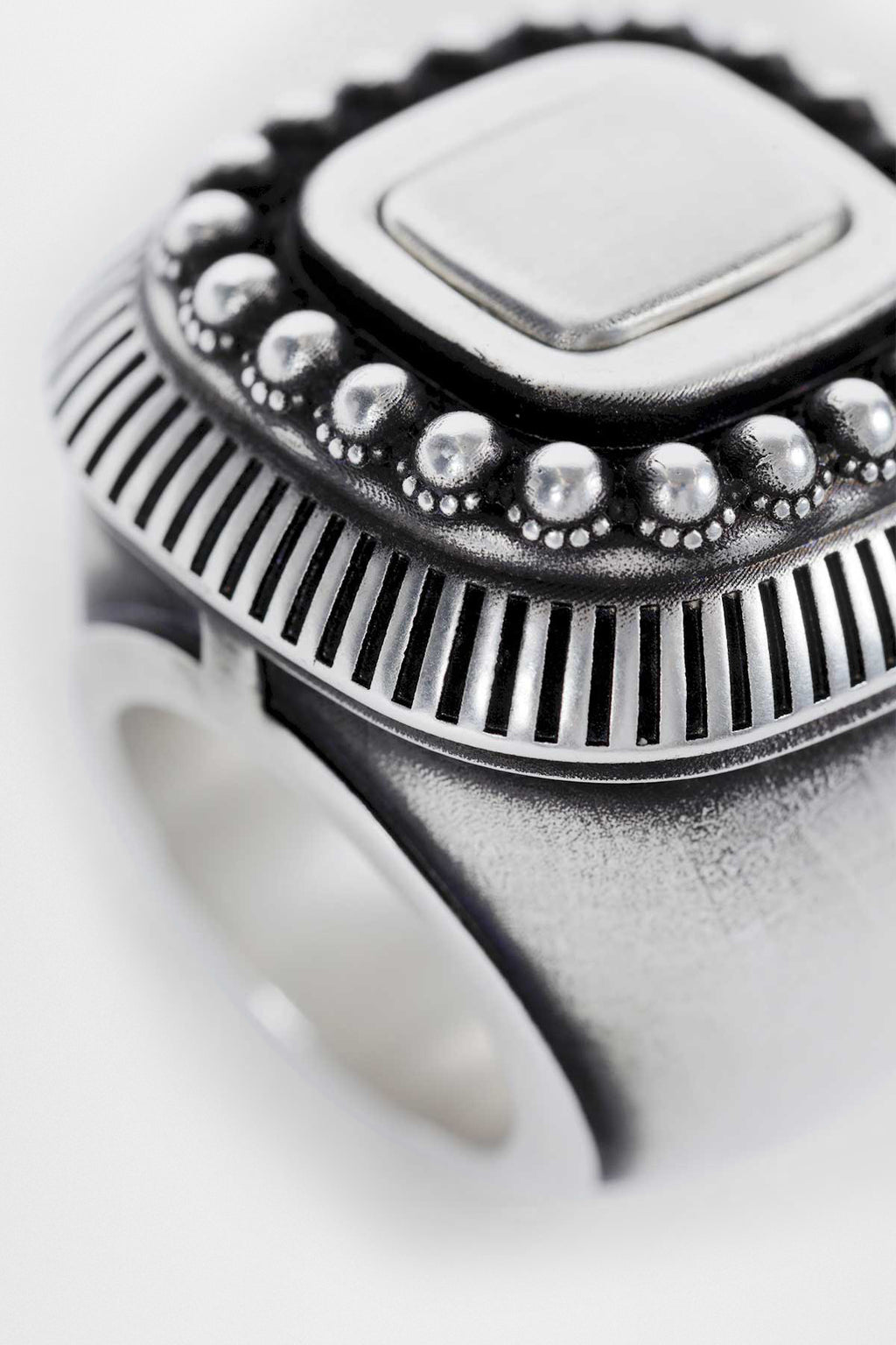 Wide Ring with Spheres