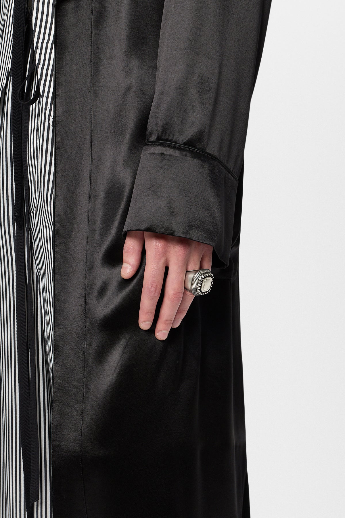 球体付きの幅広リング 