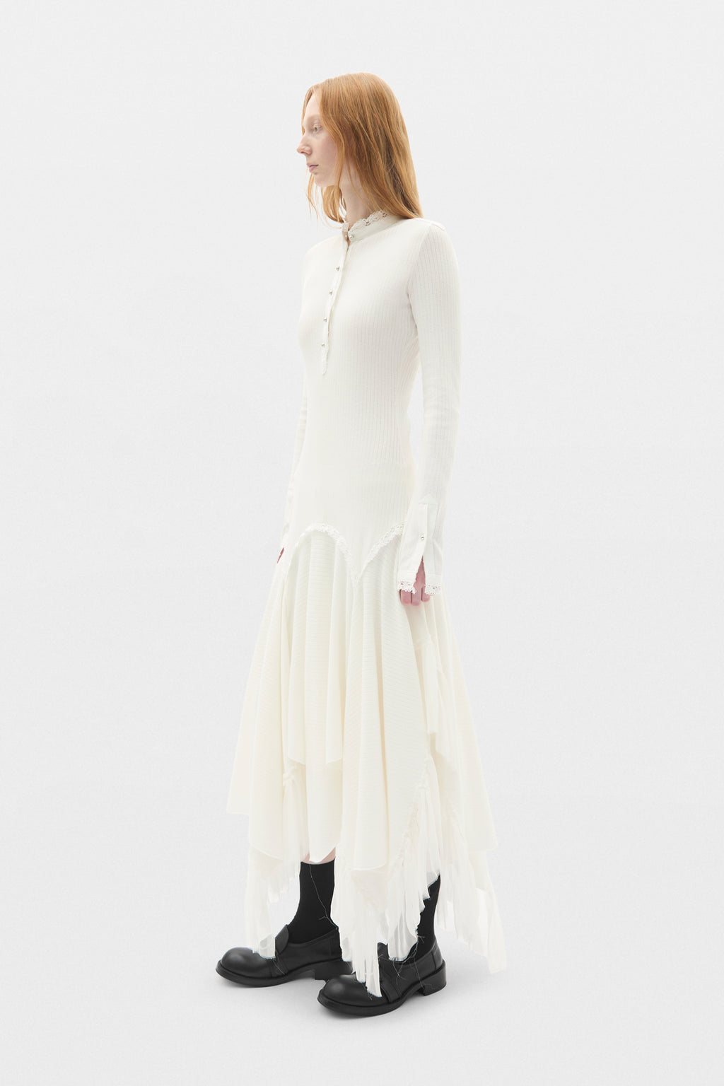Tessie Engeschnittenes Serafino-Kleid mit Chiffonrüschen 