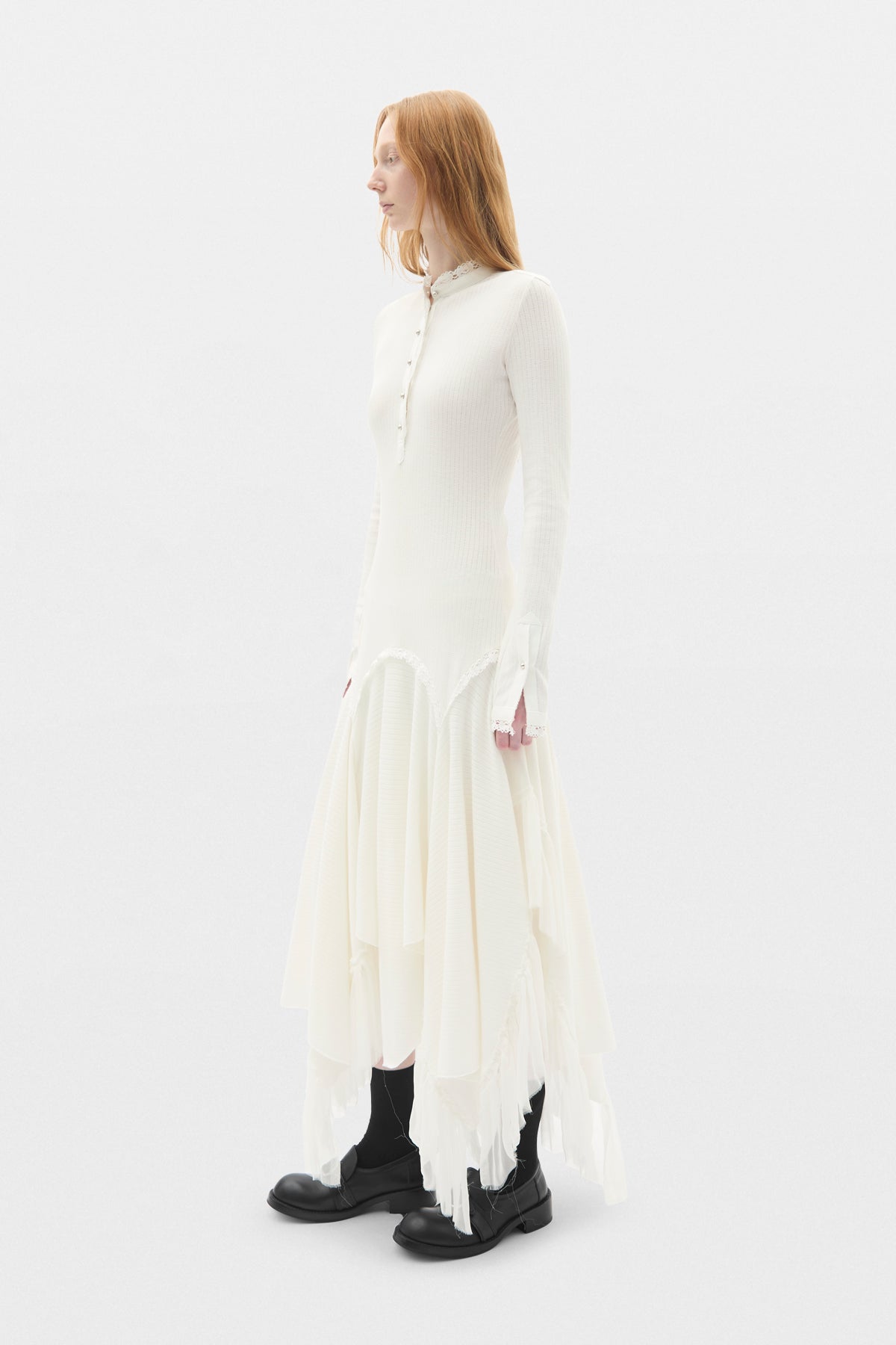 Tessie Engeschnittenes Serafino-Kleid mit Chiffonrüschen 
