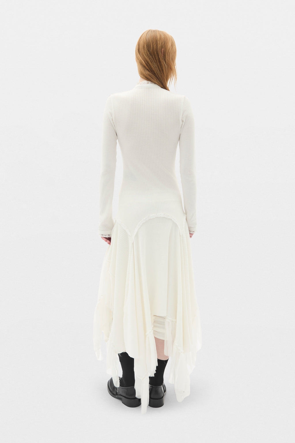Tessie Engeschnittenes Serafino-Kleid mit Chiffonrüschen 