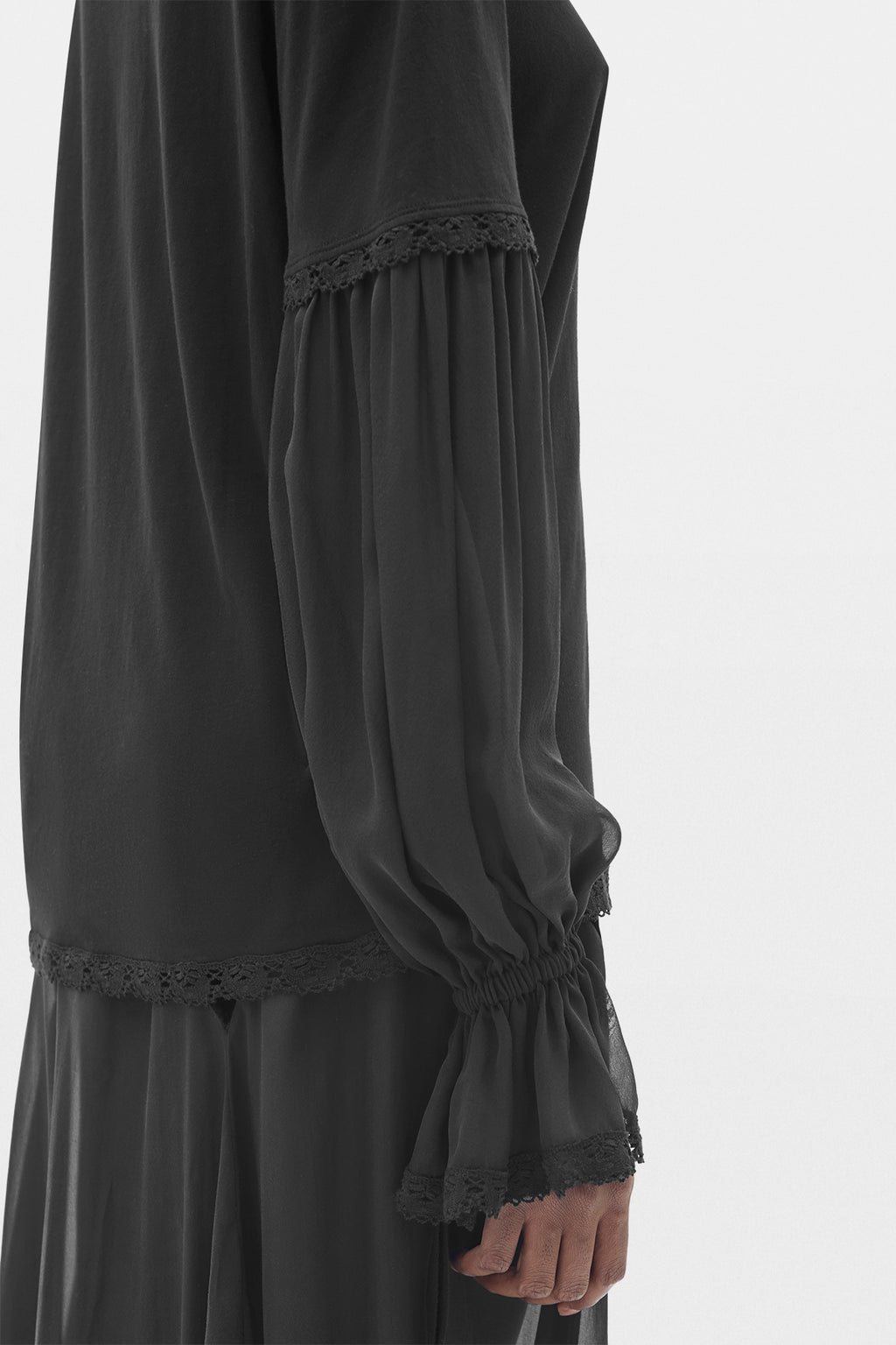 T-shirt Loes Boxy Fit avec manches en soie chiffon et dentelle 