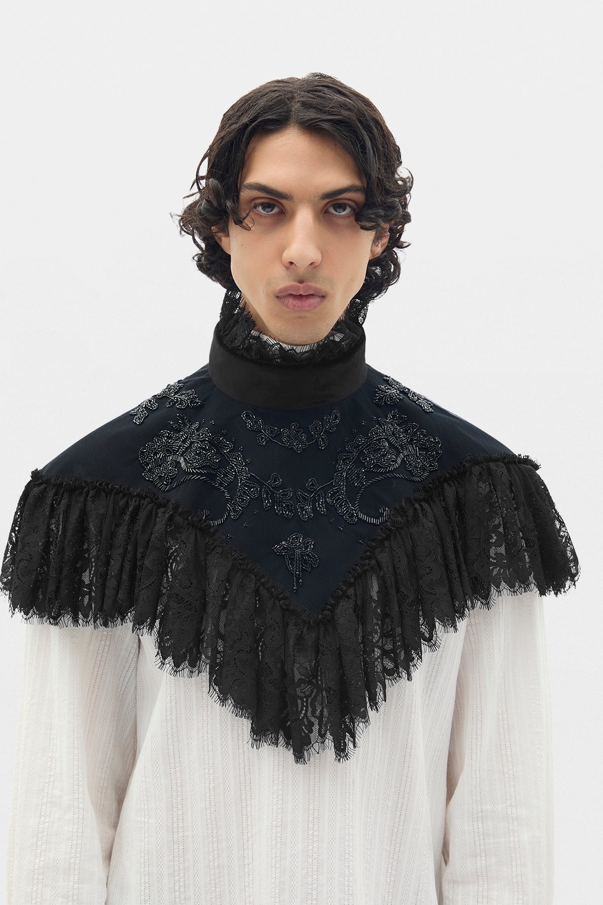 Pekka Bestickter Mikro-Cape mit Spitzenrüschen 