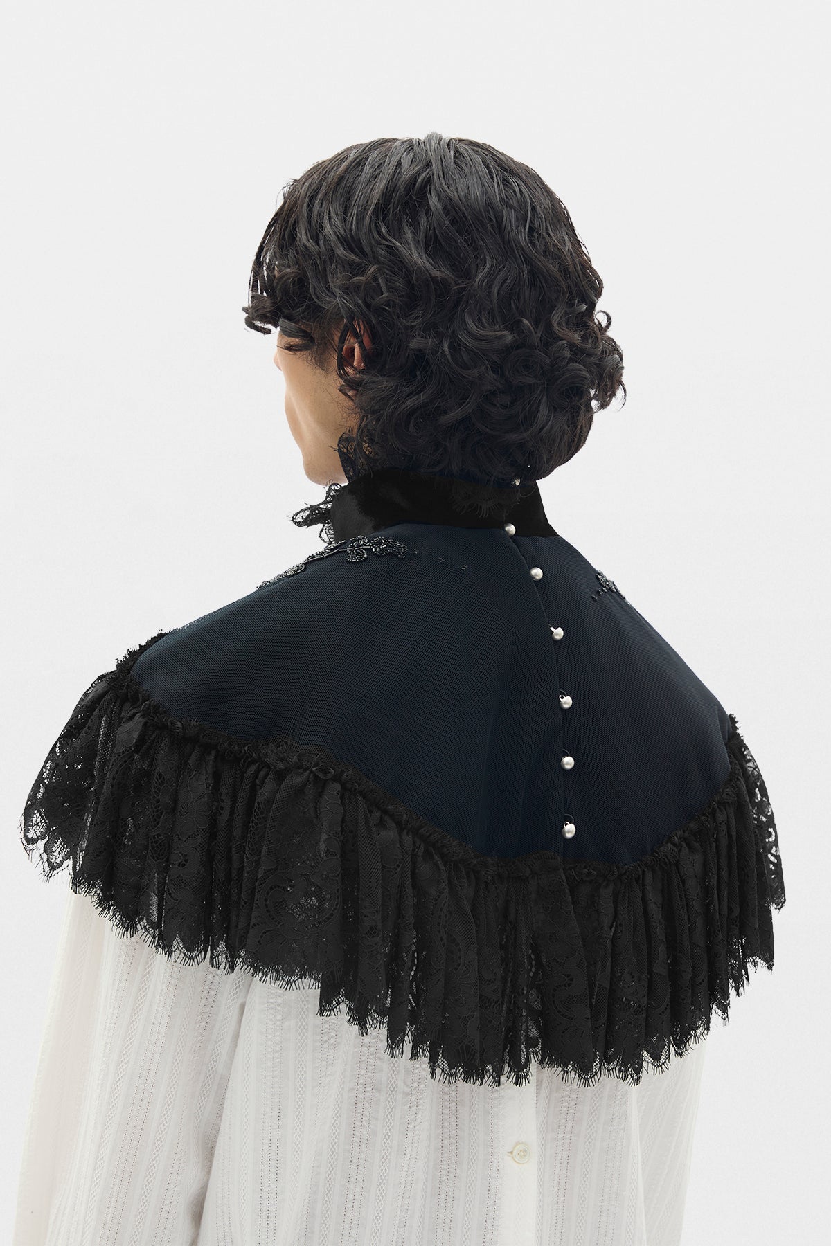 Pekka Bestickter Mikro-Cape mit Spitzenrüschen 
