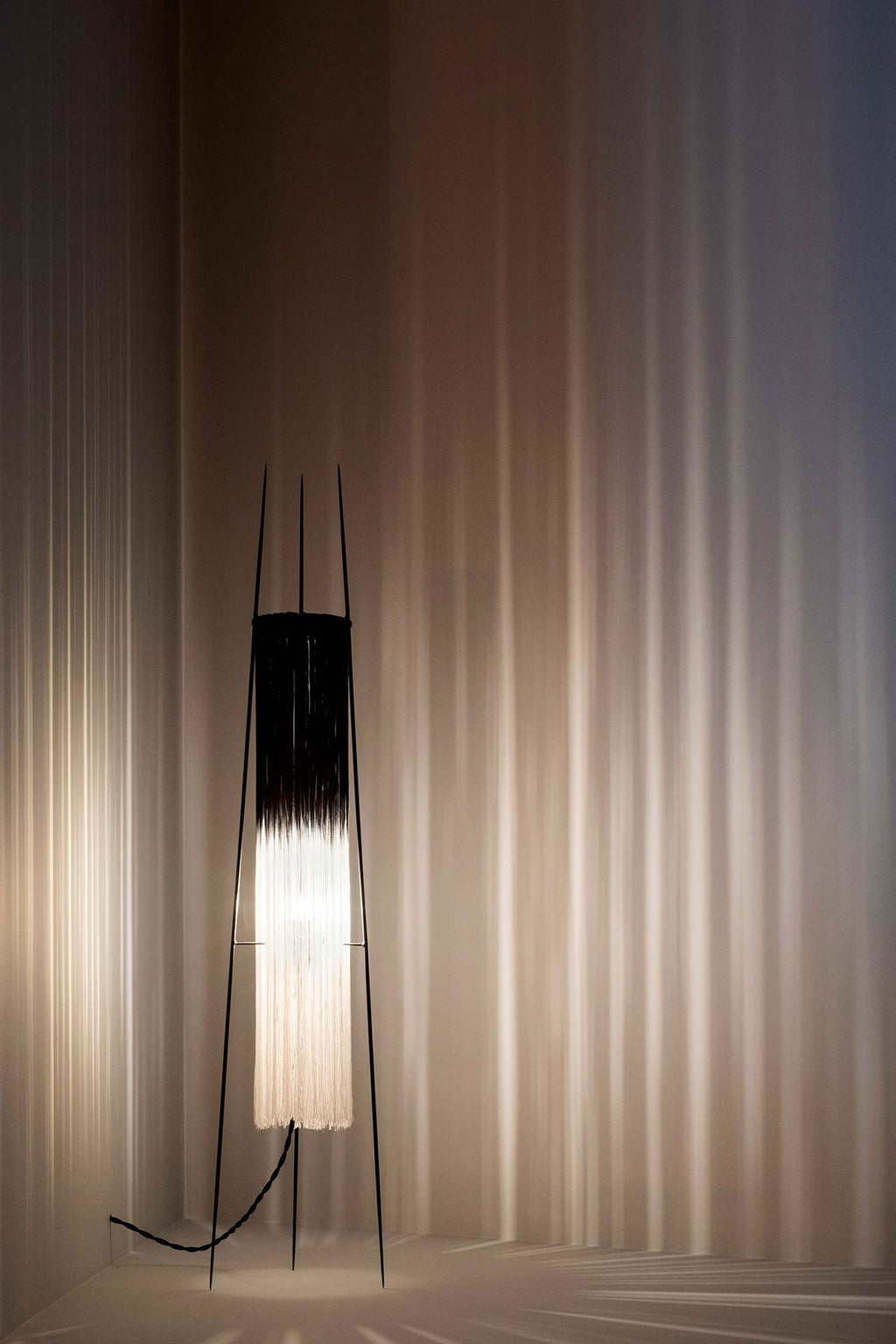 كيكي أسود/ أبيض - مصباح طاولة 